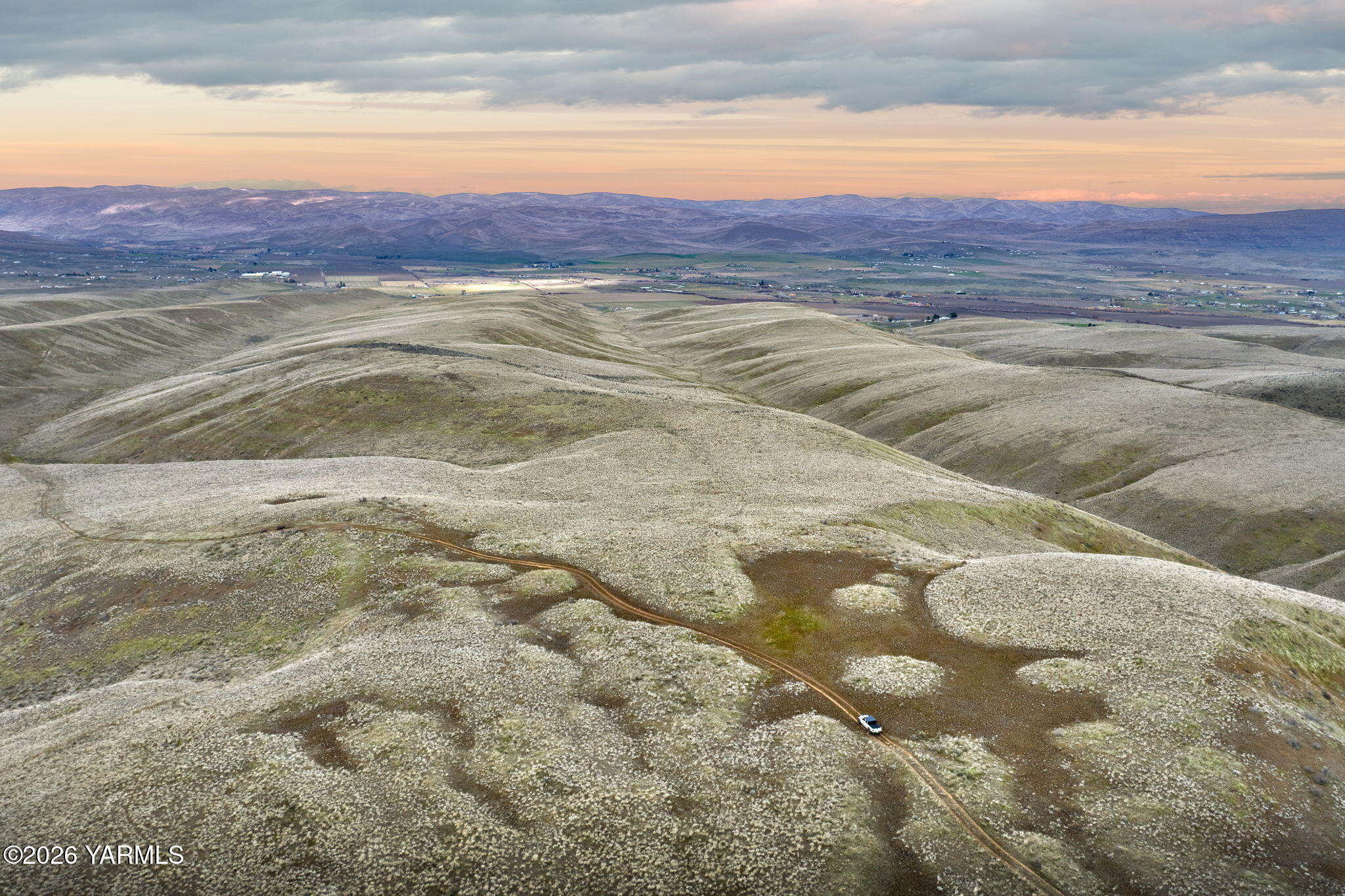 Nka Nka Wenas Road South Selah, WA 98942 - Photo 17 of 33 a view of an ocean and a mountain