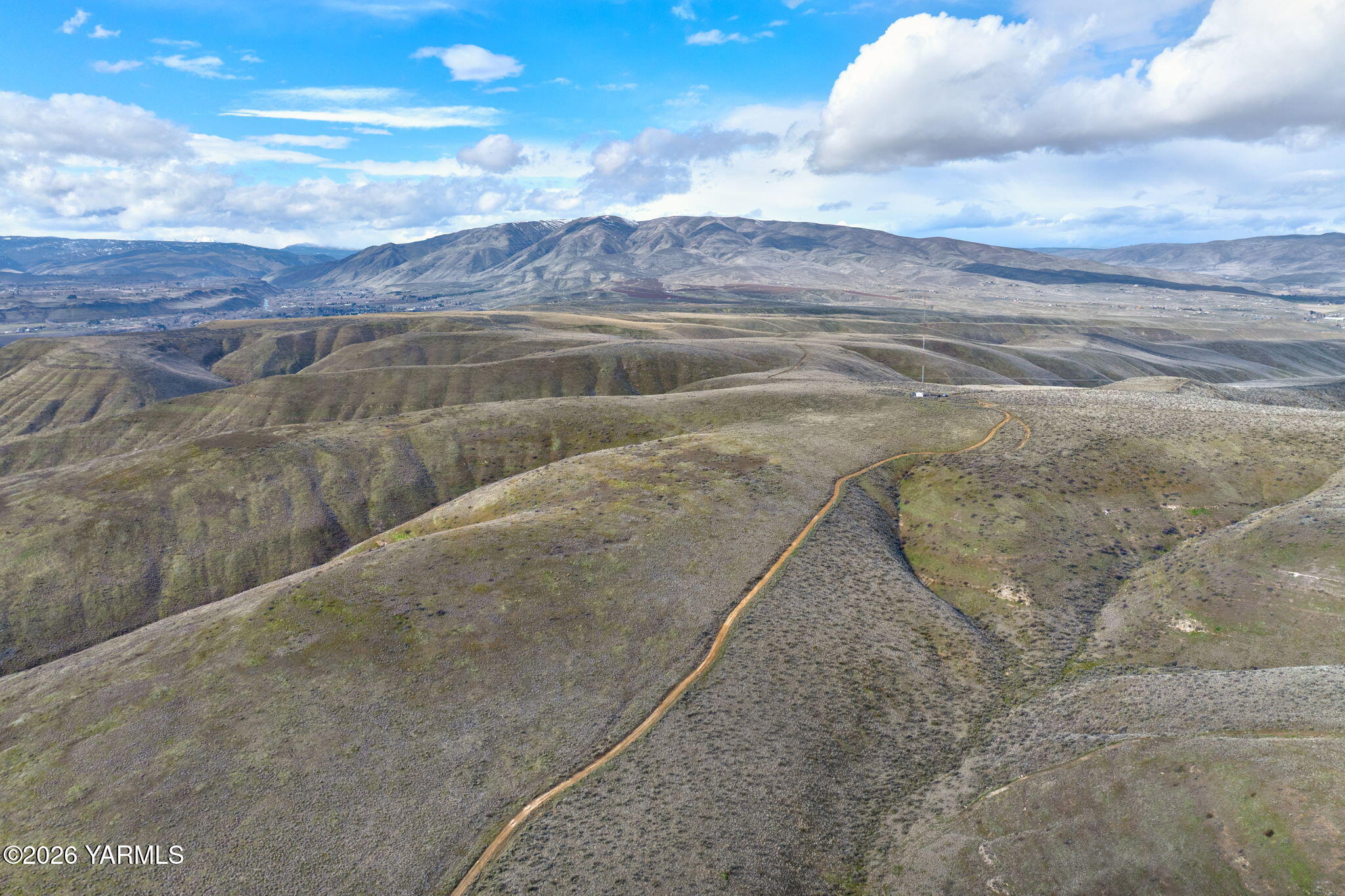 Nka Nka Wenas Road South Selah, WA 98942 - Photo 20 of 33 a view of a dry yard with wooden floor