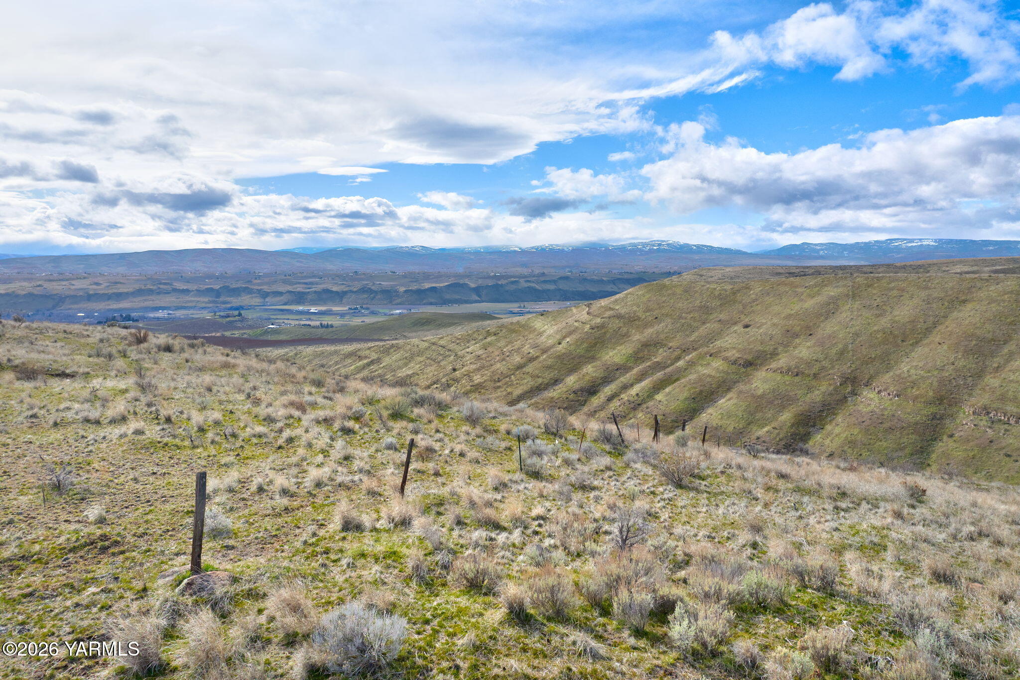 Nka Nka Wenas Road South Selah, WA 98942 - Photo 28 of 33 a view of a dry yard with wooden fence
