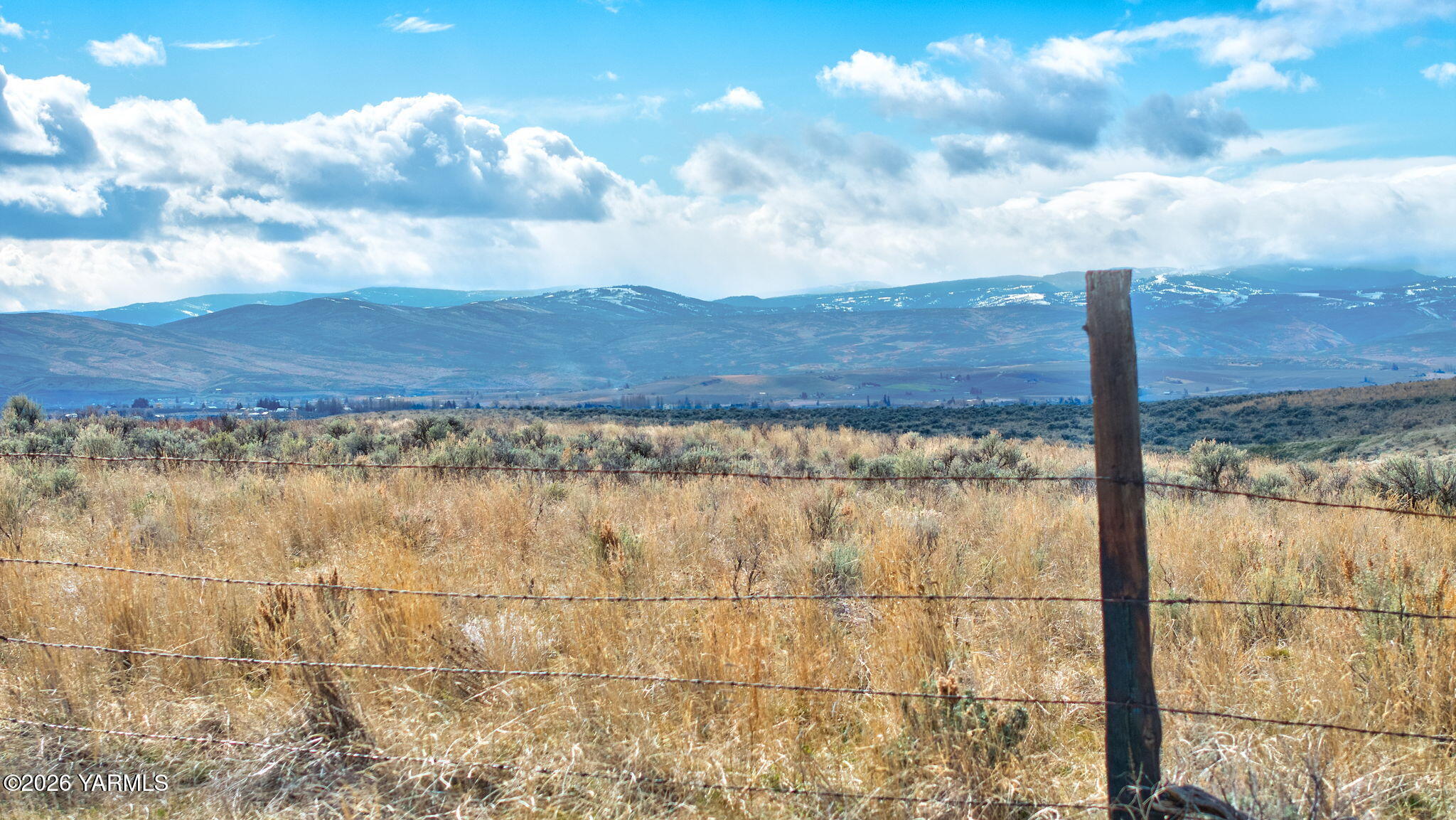 Nka Nka Wenas Road South Selah, WA 98942 - Photo 30 of 33 a view of a dry yard with wooden fence