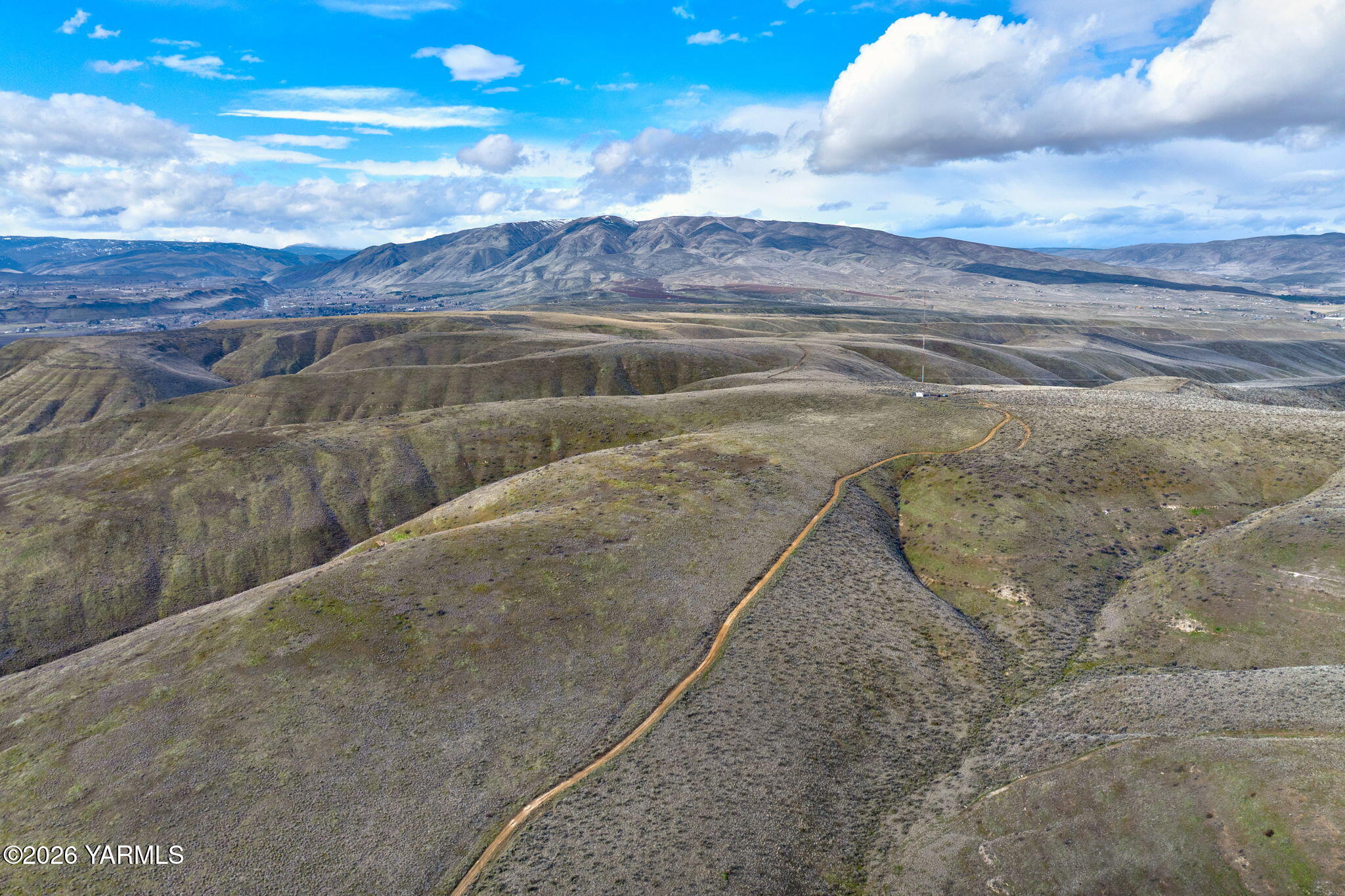 Nka Nka Wenas Road South Selah, WA 98942 - Photo 5 of 33 a view of a dry yard with wooden floor