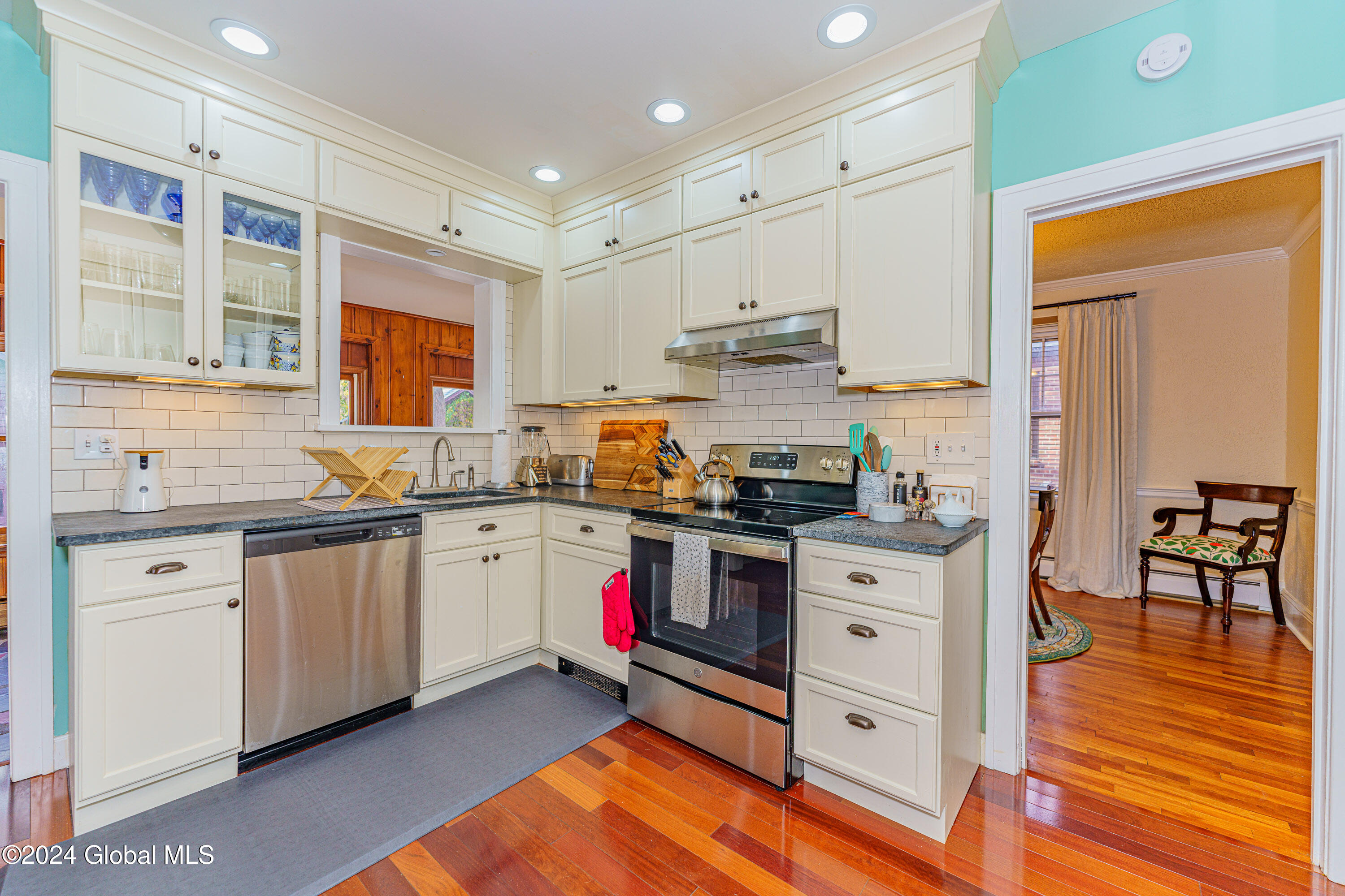 212 Menands Road Colonie, NY 12211 - Photo 17 of 33 4 Kitchen 3