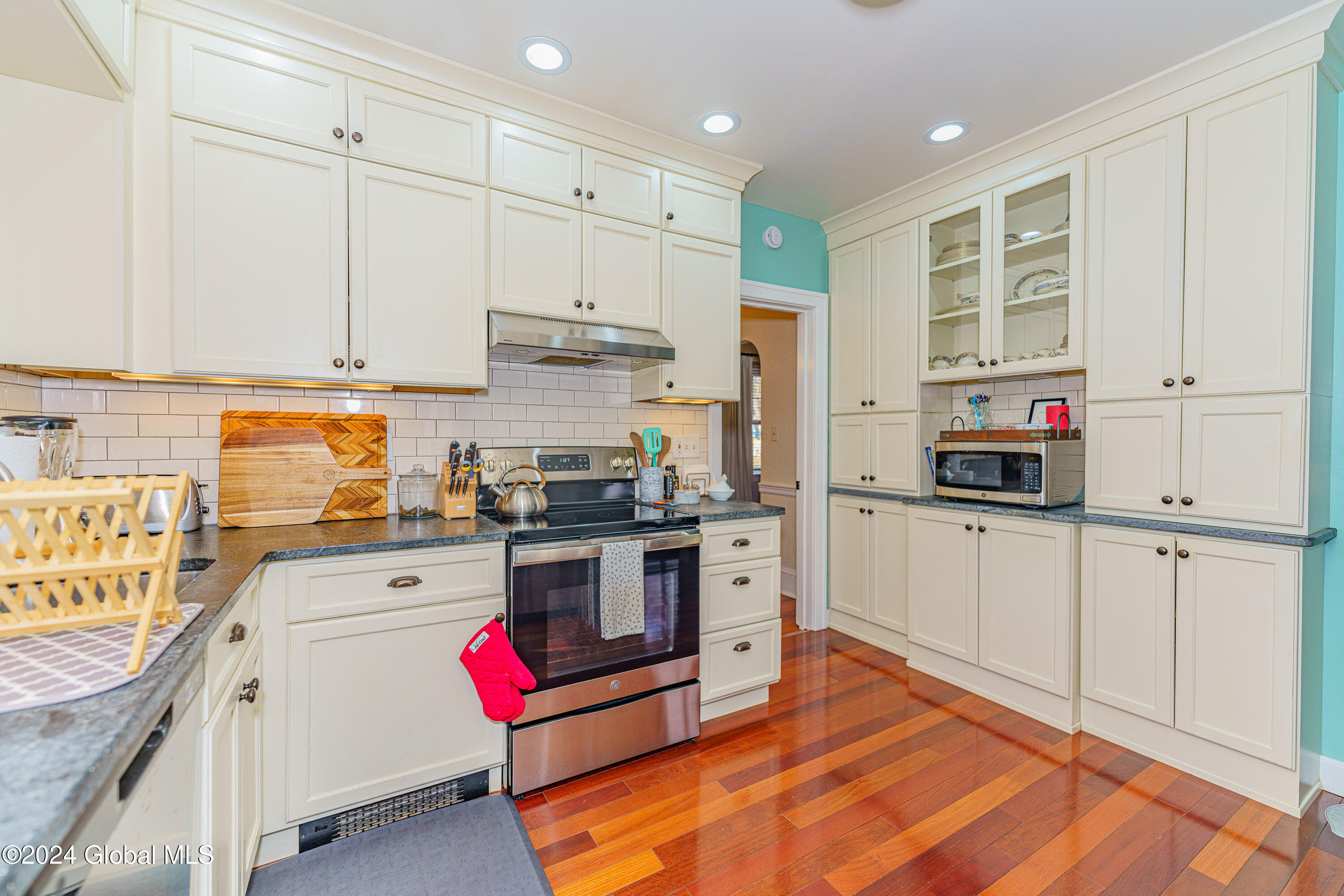 212 Menands Road Colonie, NY 12211 - Photo 18 of 33 4 Kitchen 4