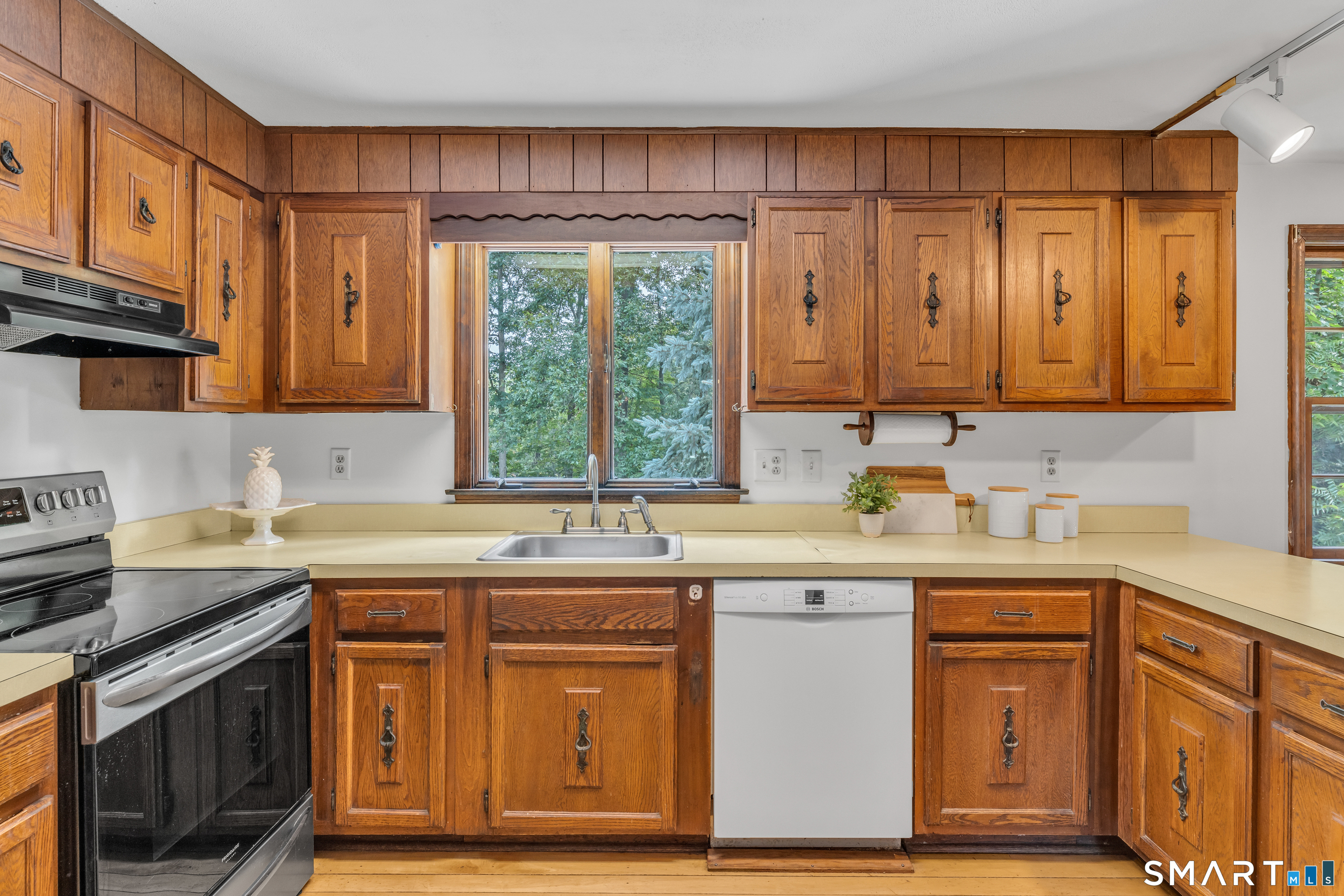 289 South Hoop Pole Road Guilford, CT 06437 - Photo 17 of 38 Lots of Cabinet Space