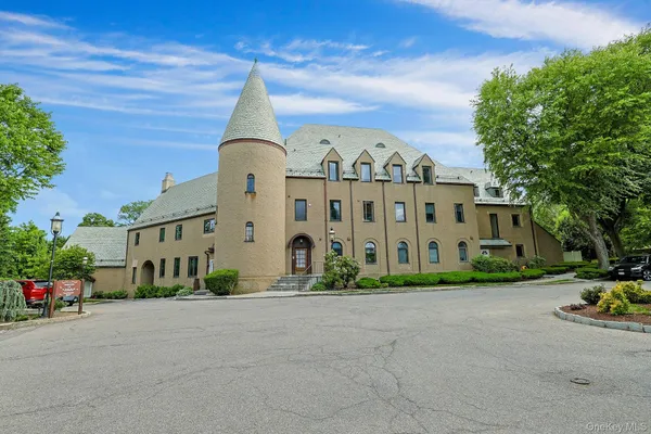 $450,000 | 100 Chateau Hill, Unit 8, Hawthorne, NY 10532
