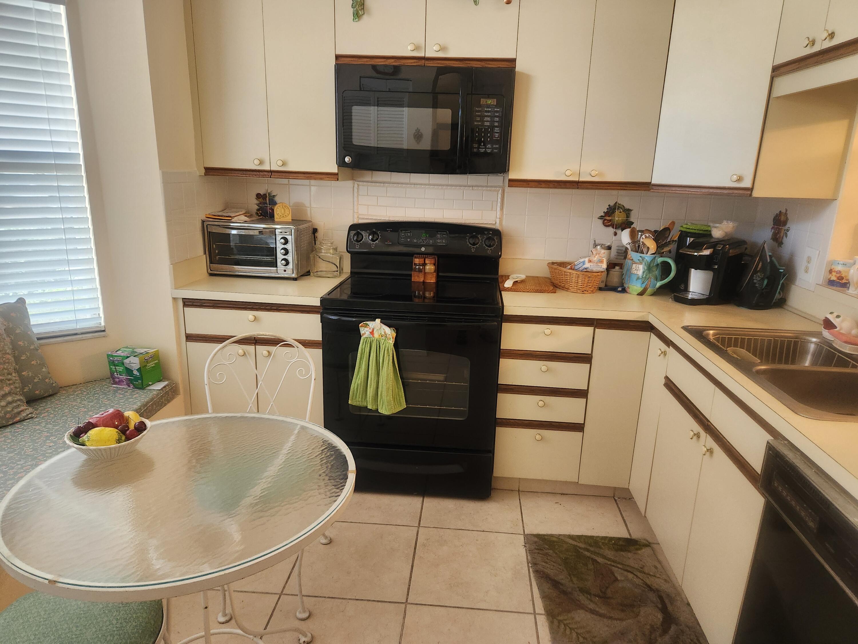 18081 Southeast Country Club Drive, Unit 37363 Jupiter, FL 33469 - Photo 2 of 20 Little Club #363 Kitchen