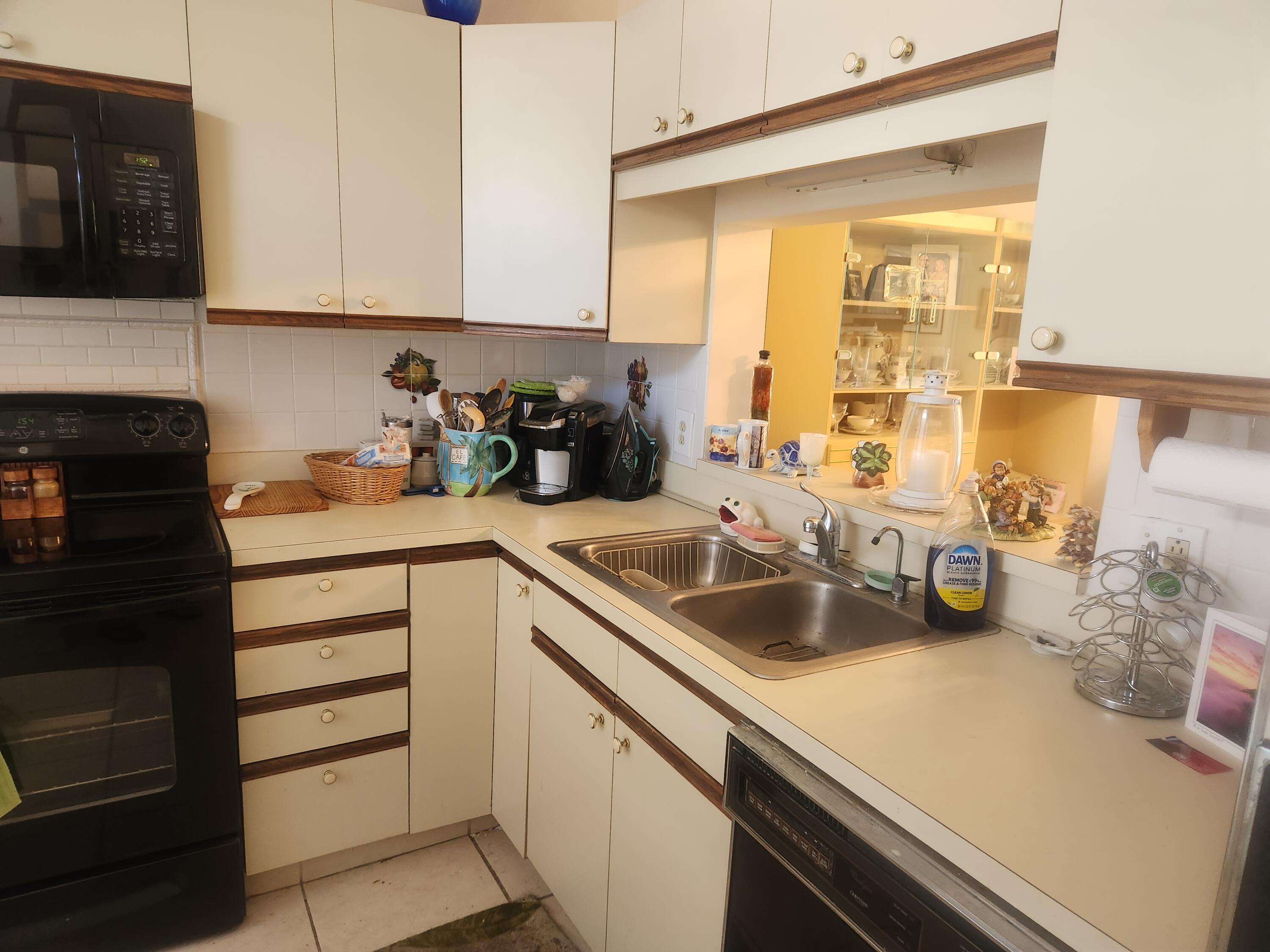 18081 Southeast Country Club Drive, Unit 37363 Jupiter, FL 33469 - Photo 5 of 20 Little Club #363 Kitchen 2