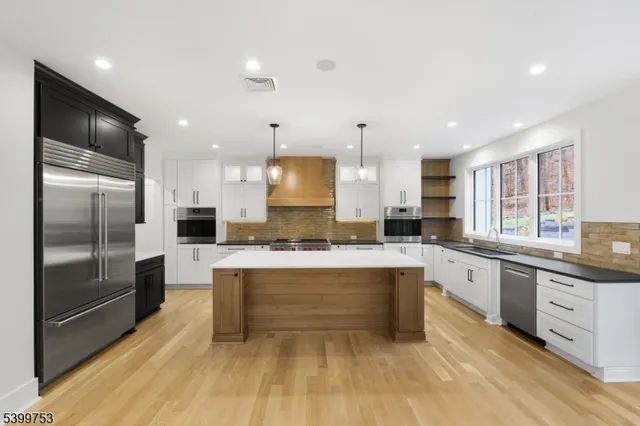 a view of a livingroom with a ceiling fan & entryway