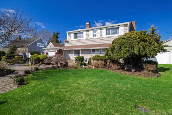 $949,000 | 12 Link Lane, Hicksville, NY 11801