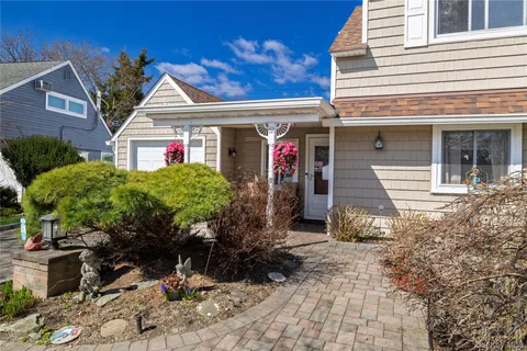 $949,000 | 12 Link Lane, Hicksville, NY 11801