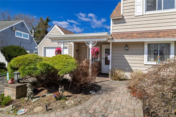 $949,000 | 12 Link Lane, Hicksville, NY 11801