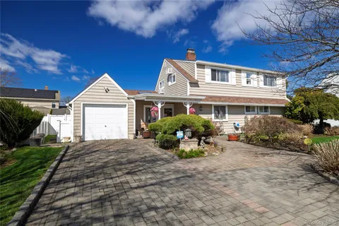 $949,000 | 12 Link Lane, Hicksville, NY 11801
