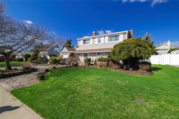 $949,000 | 12 Link Lane, Hicksville, NY 11801