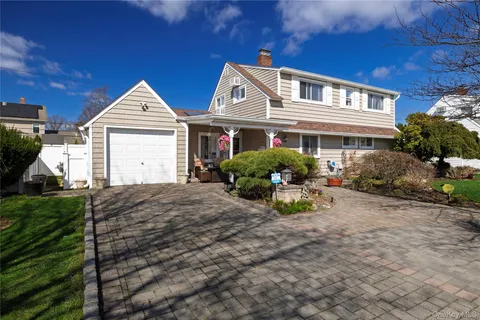 $949,000 | 12 Link Lane, Hicksville, NY 11801