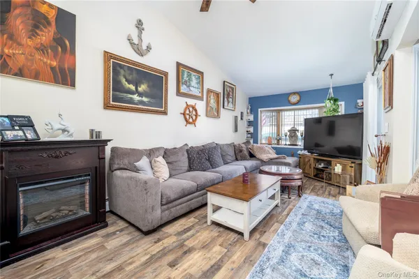 $949,000 | 12 Link Lane, Hicksville, NY 11801