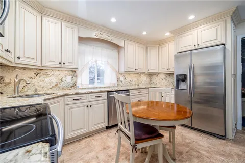 $949,000 | 12 Link Lane, Hicksville, NY 11801