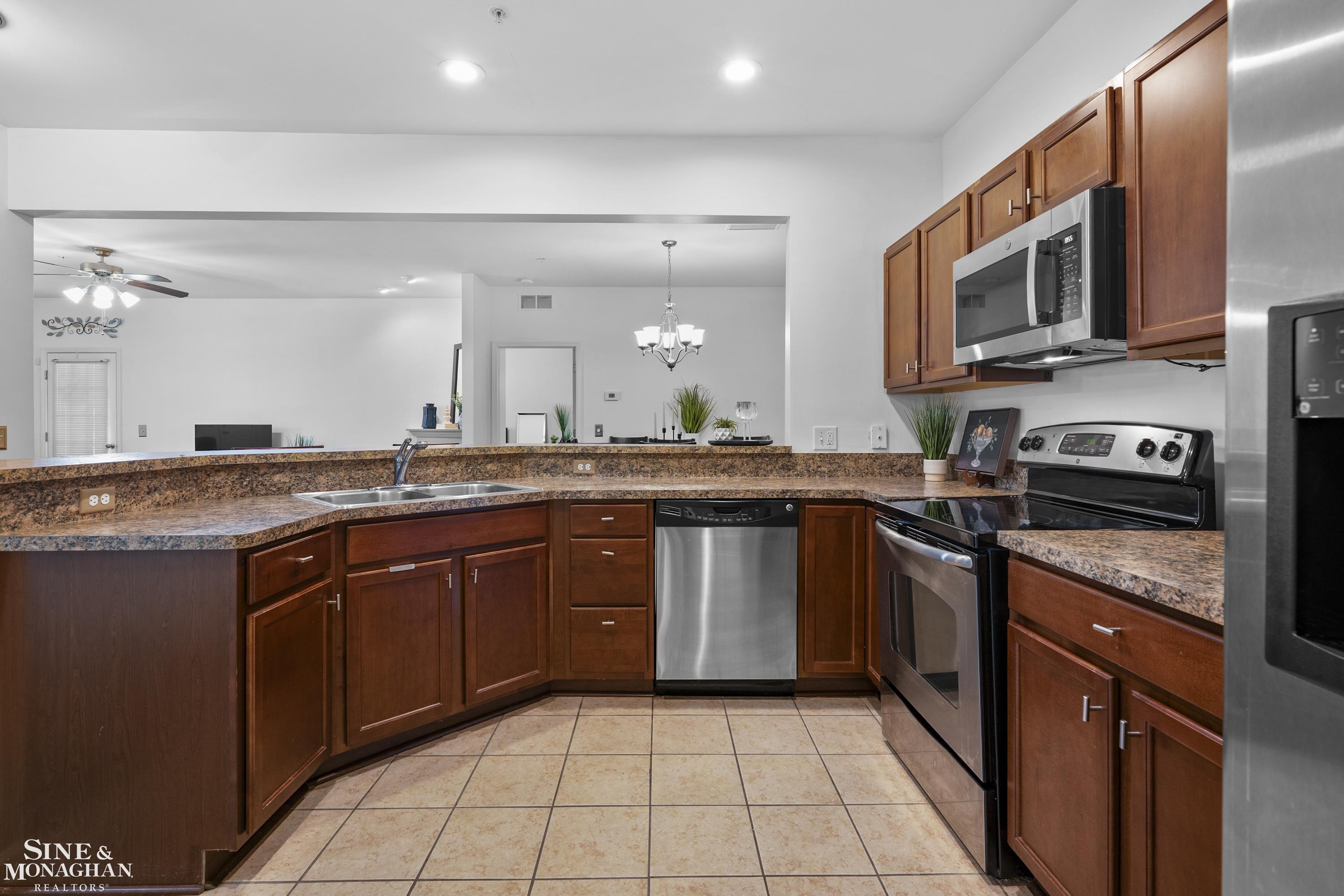 29981 Fox Run Circle Warren, MI 48092 - Photo 17 of 34 50213994-46177bae-c9f0-4238-82c4-8b38fe0ad4aa.JPG