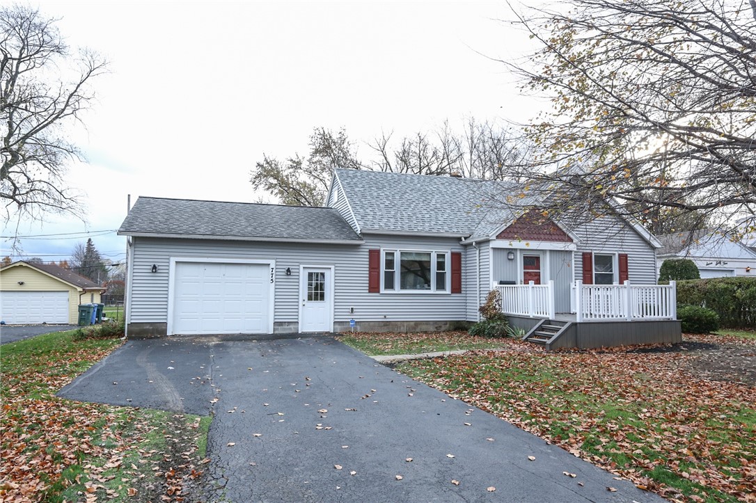 Vinyl sided-vinyl windows-updated roof