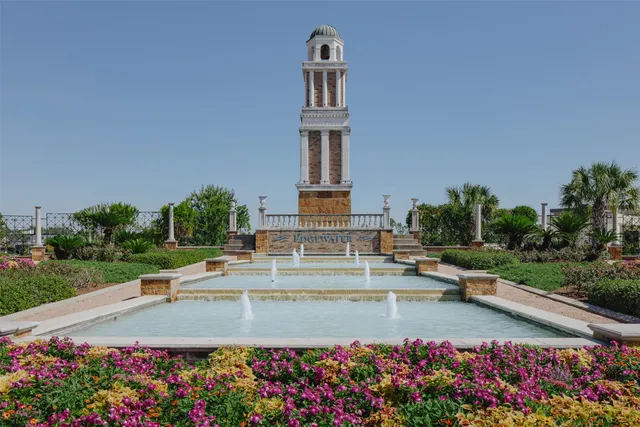 a view of the front of house with a yard