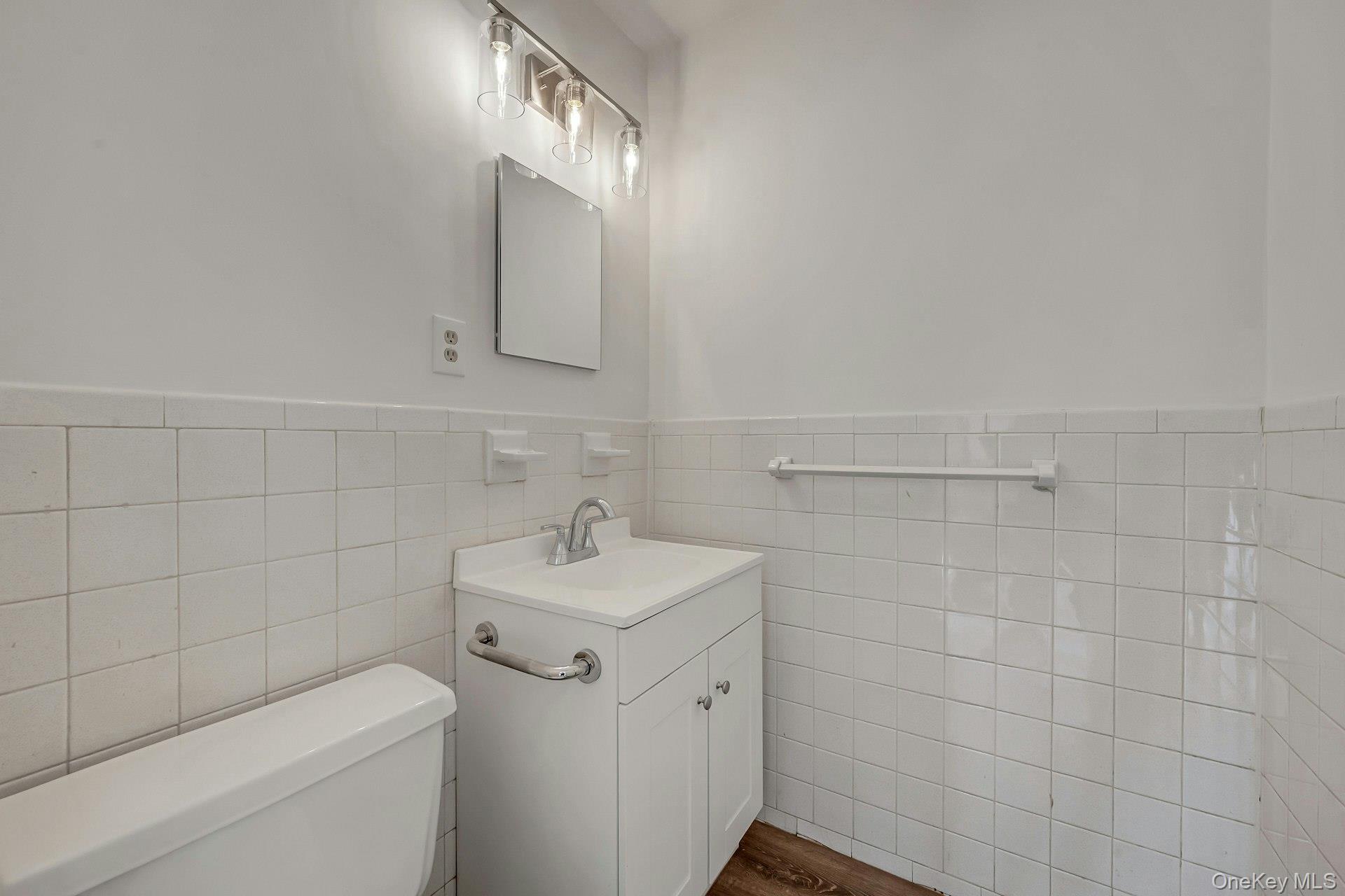 2261 Palmer Avenue, Unit 2M New Rochelle, NY 10801 - Photo 19 of 22 Primary bathroom
