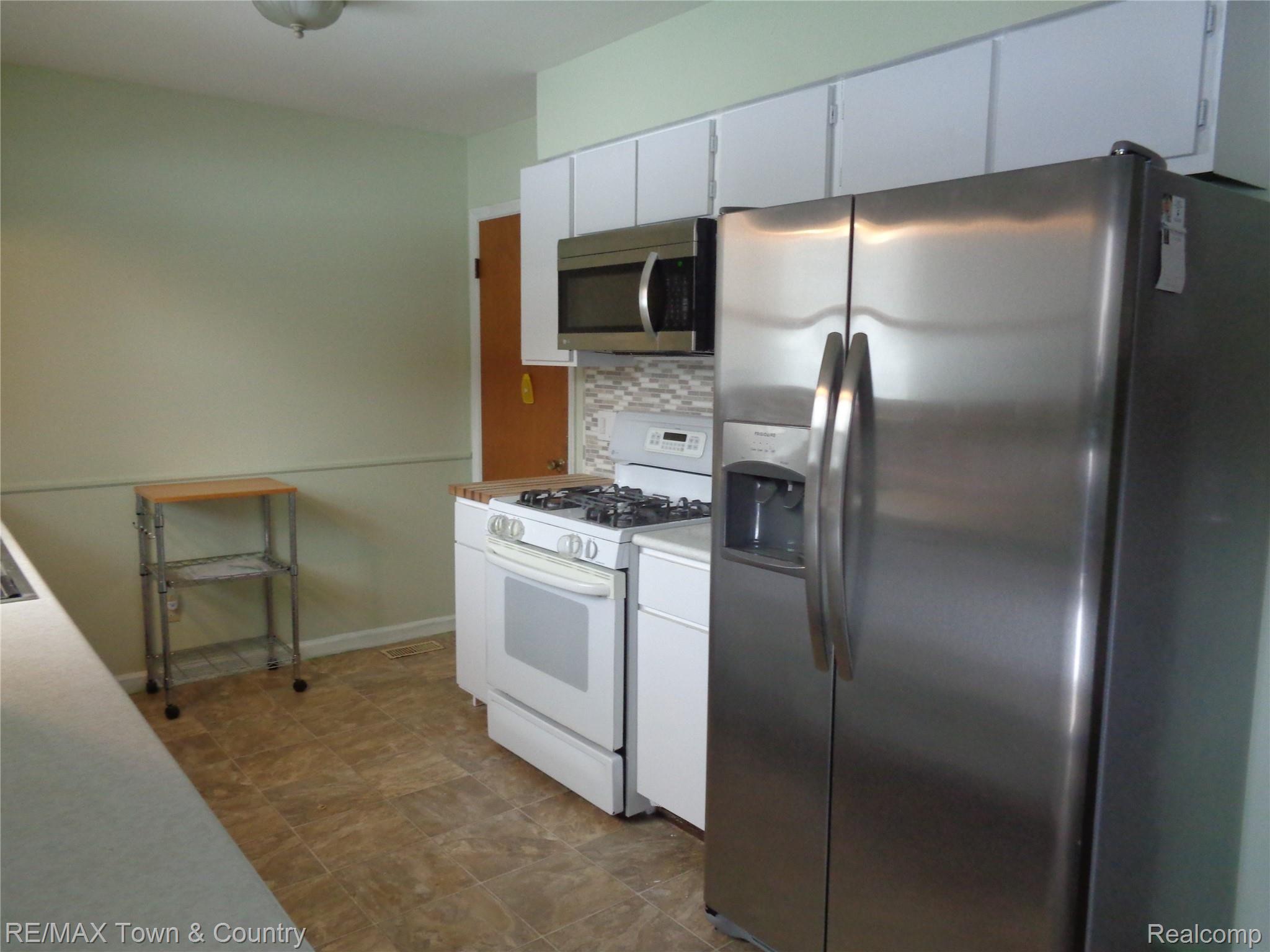 7375 Gillette Road Flushing, MI 48433 - Photo 4 of 28 DSC02969.JPG