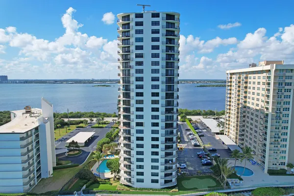 $3,350 | 5420 North Ocean Drive, Unit 1803, Singer Island, FL 33404