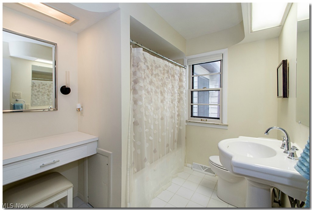 31853 Cedar Road Cleveland, OH 44124 - Photo 19 of 25 Hallway Full Bathroom