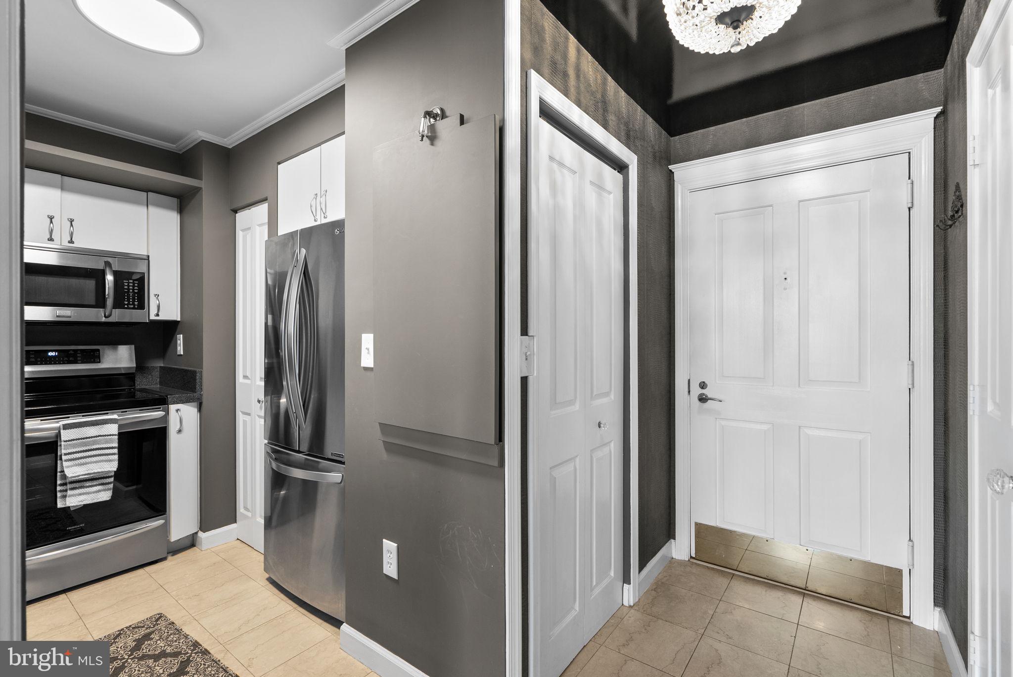 601 Pennsylvania Avenue Northwest, Unit 1502N Washington, DC 20004 - Photo 6 of 22 Kitchen off entry