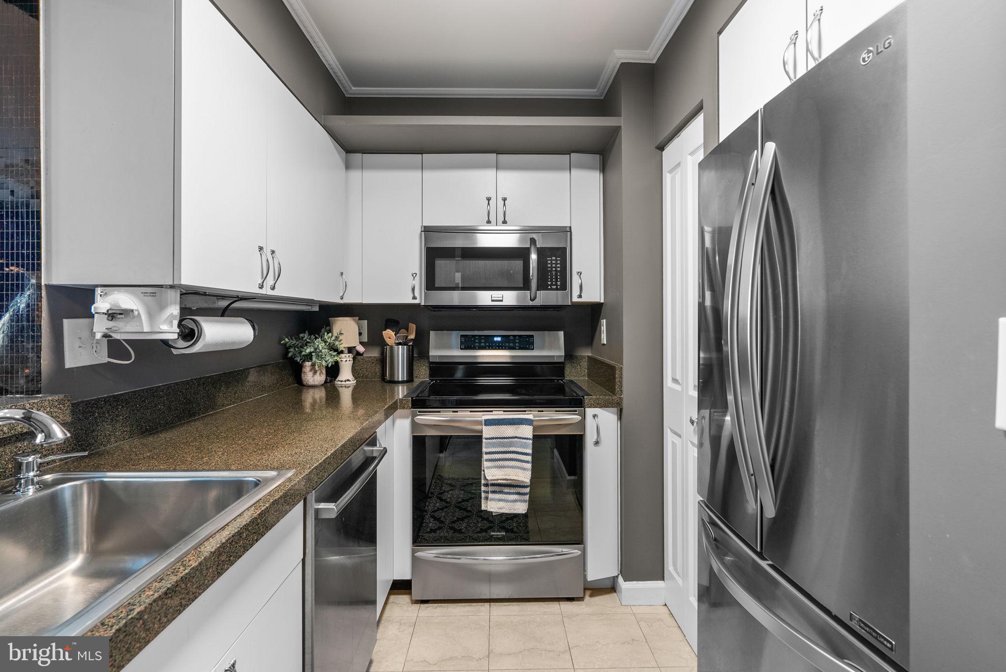 601 Pennsylvania Avenue Northwest, Unit 1502N Washington, DC 20004 - Photo 8 of 22 SS appliances and pantry