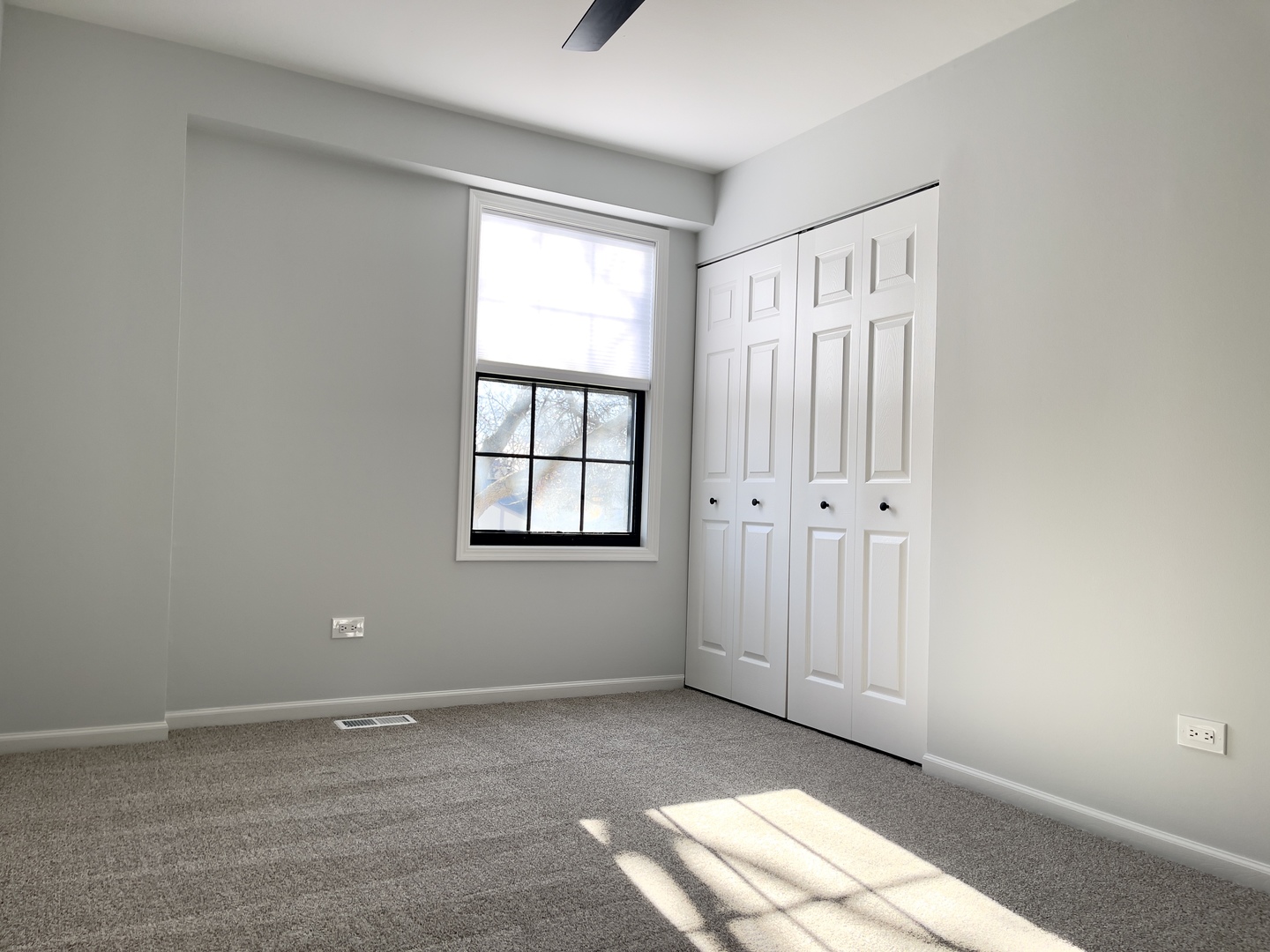 4480 Opal Drive Hoffman Estates, IL 60192 - Photo 10 of 18 an empty room with windows