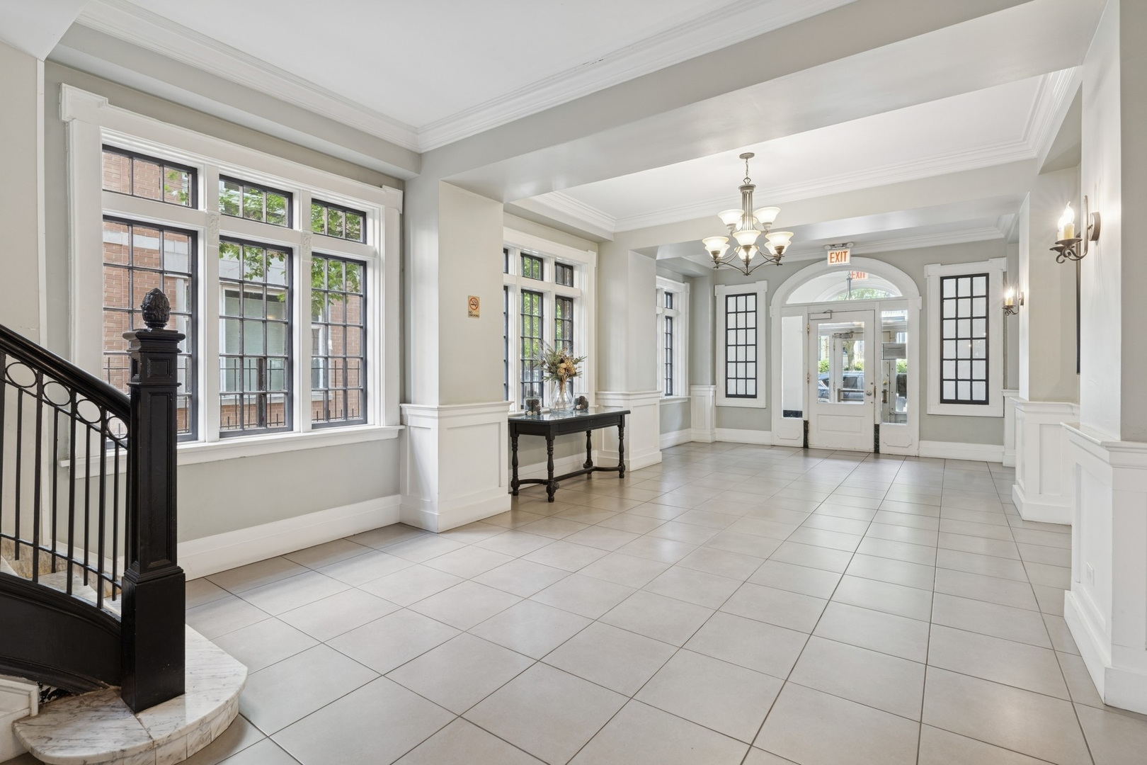 4144 North Sheridan Road, Unit 408 Chicago, IL 60613 - Photo 2 of 19 Gallery Image 2