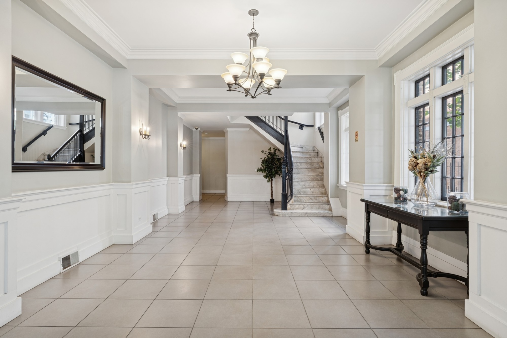 4144 North Sheridan Road, Unit 408 Chicago, IL 60613 - Photo 3 of 19 Gallery Image 3
