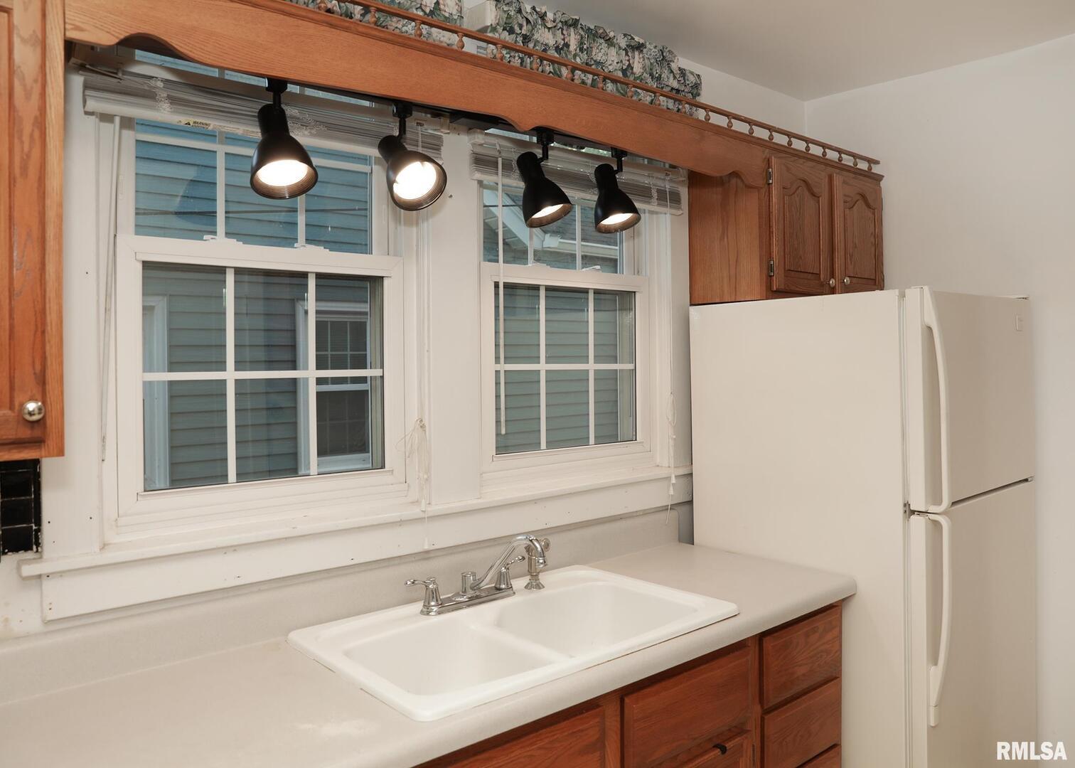 421 10th Street, Unit A Silvis, IL 61282 - Photo 15 of 37 a bathroom with a sink and a mirror