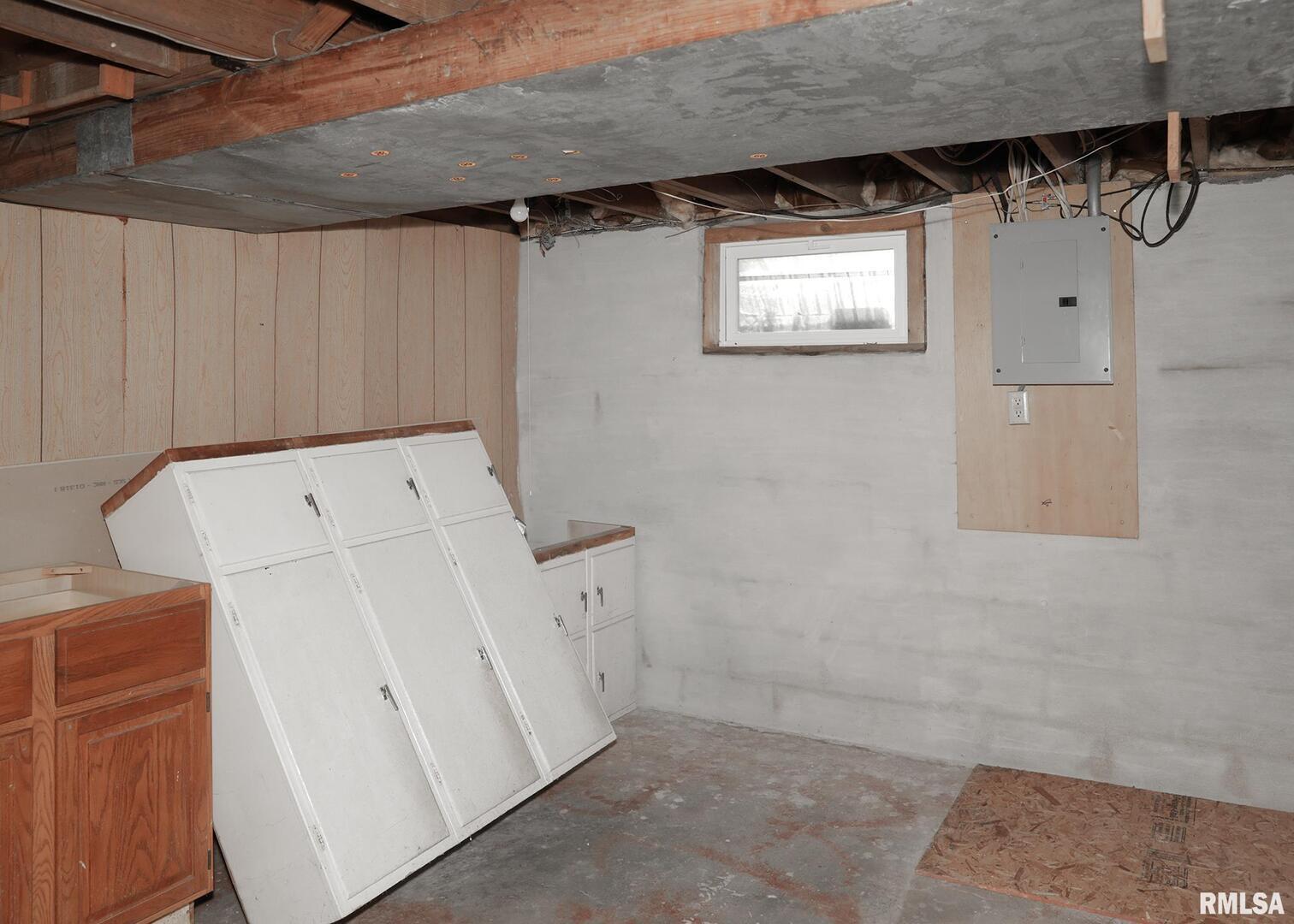 421 10th Street, Unit A Silvis, IL 61282 - Photo 36 of 37 a utility room with dryer and washer