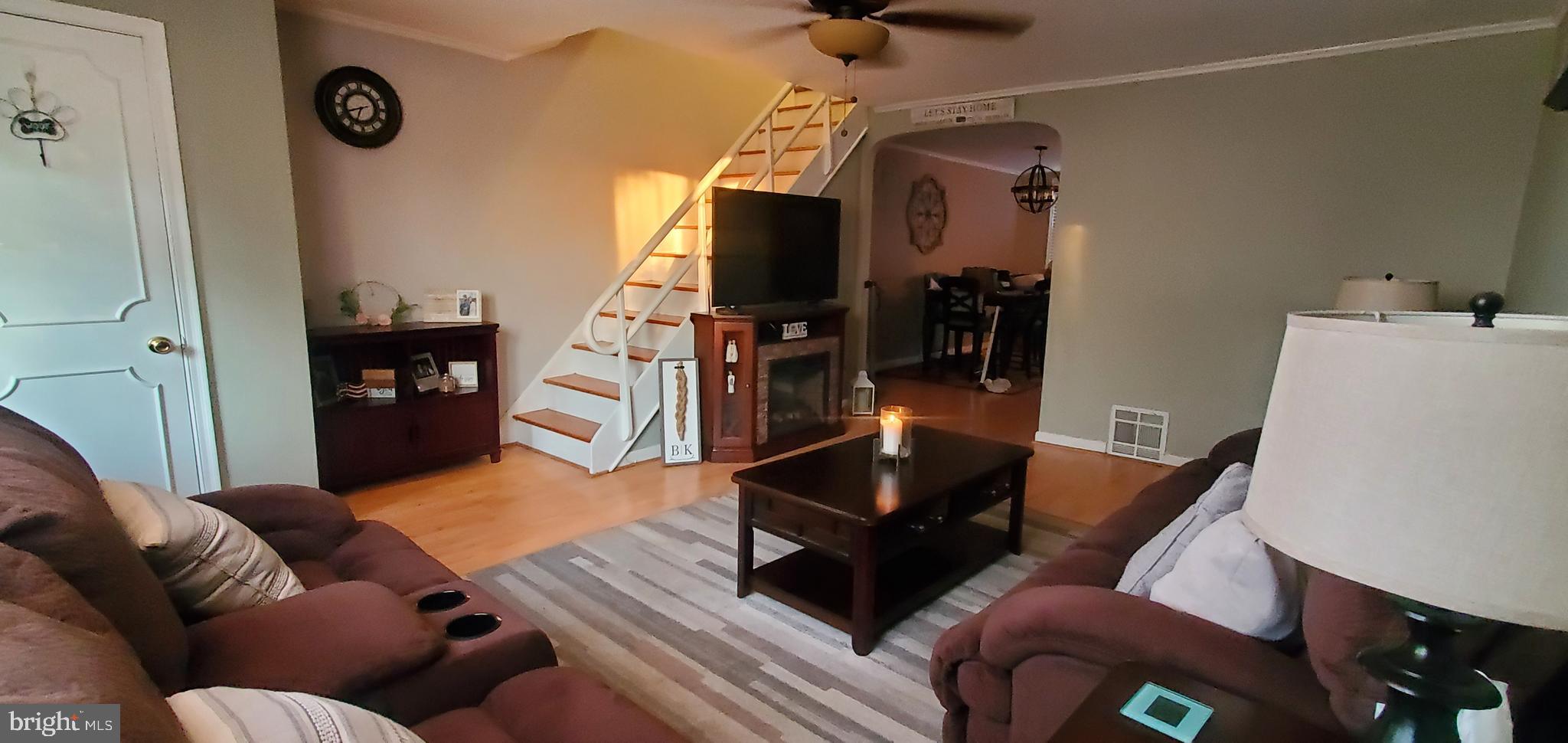 3312 Fordham Road Philadelphia, PA 19114 - Photo 2 of 34 Living room