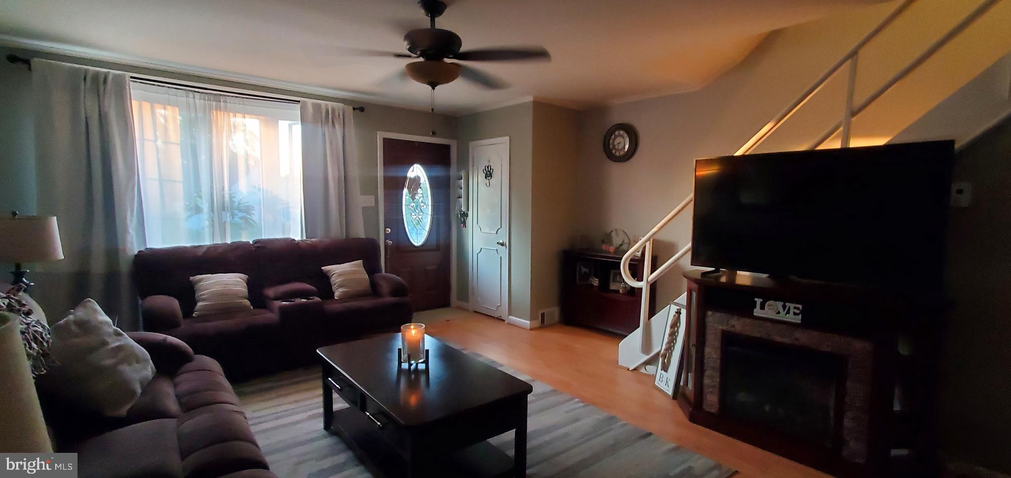 3312 Fordham Road Philadelphia, PA 19114 - Photo 3 of 34 Living room
