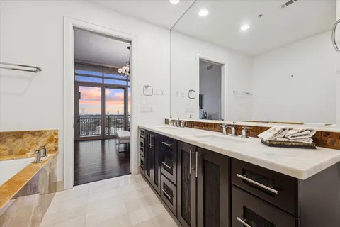 $1,190,000 | 2207 Bancroft Lane, Unit 1606, Houston, TX 77027