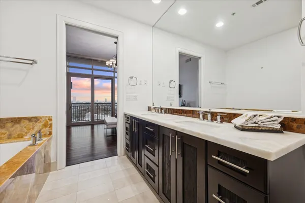 $1,190,000 | 2207 Bancroft Lane, Unit 1606, Houston, TX 77027