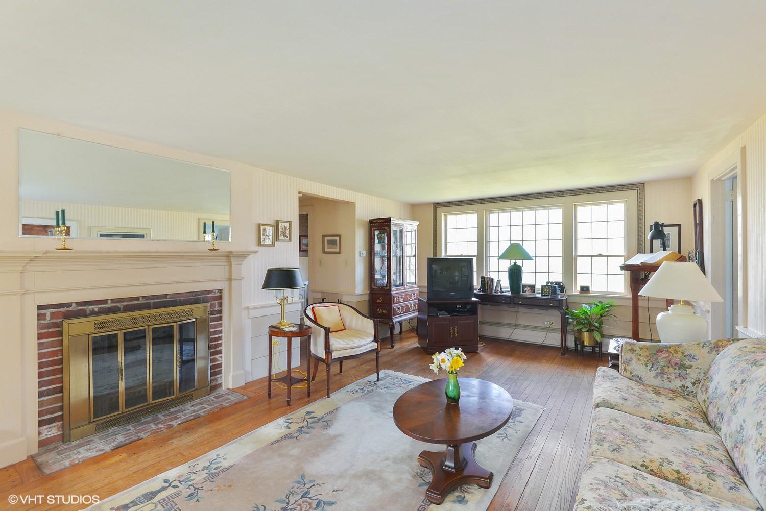 40 Governor Prence Road Eastham, MA 02642 - Photo 3 of 24 04_40GovernorPrenceRoad_10001_LivingRoom