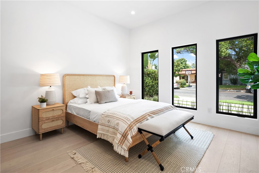 11666 Margate Street Valley Village, CA 91601 - Photo 4 of 31