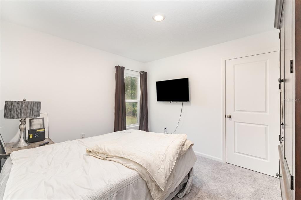 7065 North Heritage Drive Dunnellon, FL 34434 - Photo 20 of 30 a bedroom with a bed and a flat screen tv