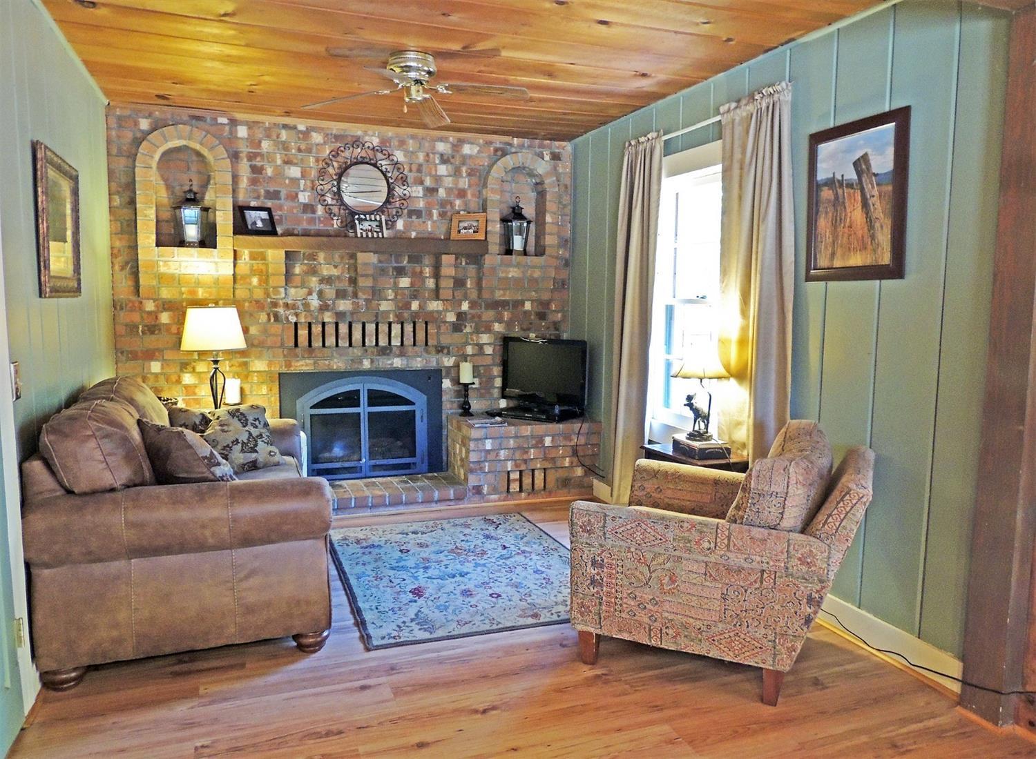 765 Old Ferry Road Shady Cove, OR 97539 - Photo 5 of 32 Cute family room with natural gas firepl