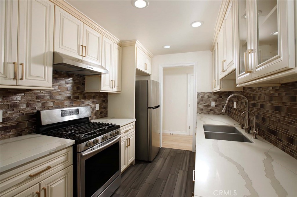 570 West Stocker Street Glendale, CA 91202 - Photo 9 of 35