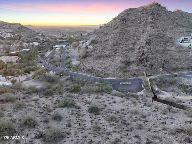 a view of a back yard