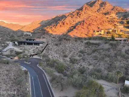 a view of a back yard