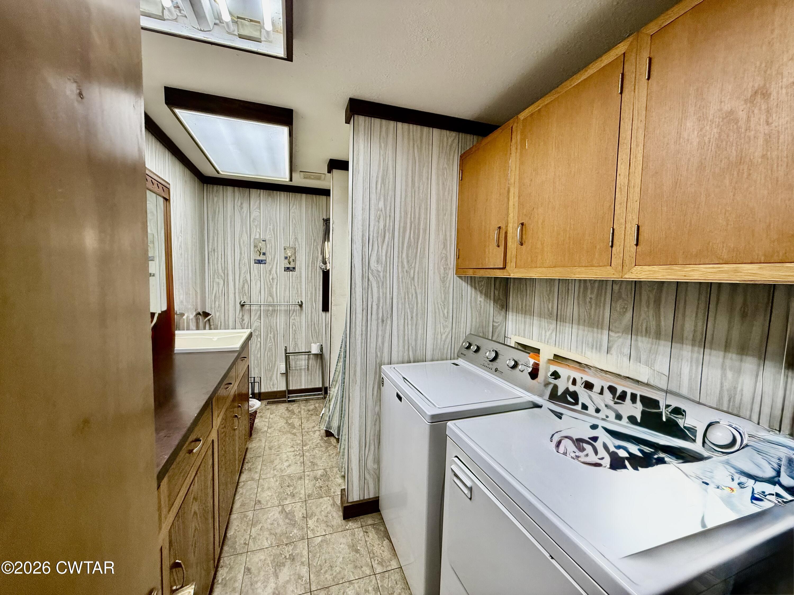 5082 Claude Tucker Road Union City, TN 38261 - Photo 13 of 20 a utility room with sink dryer and washer
