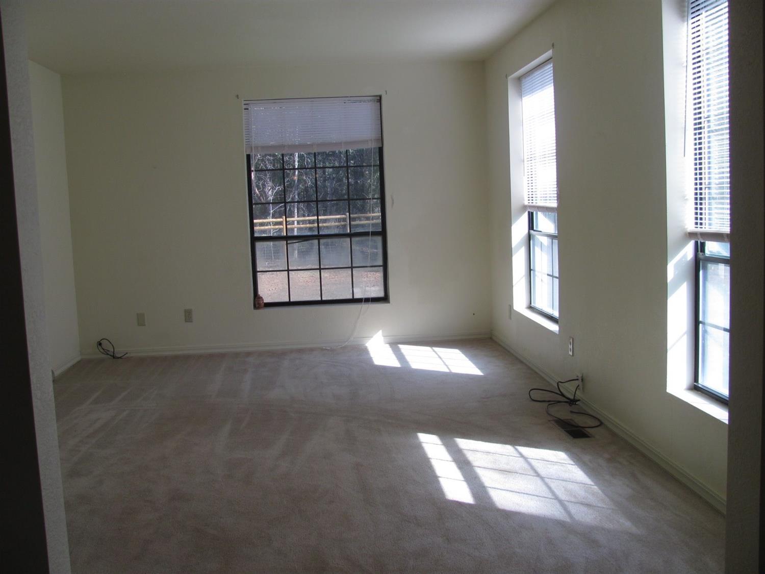 460 Kirkham Road Cave Junction, OR 97523 - Photo 14 of 30 Living room