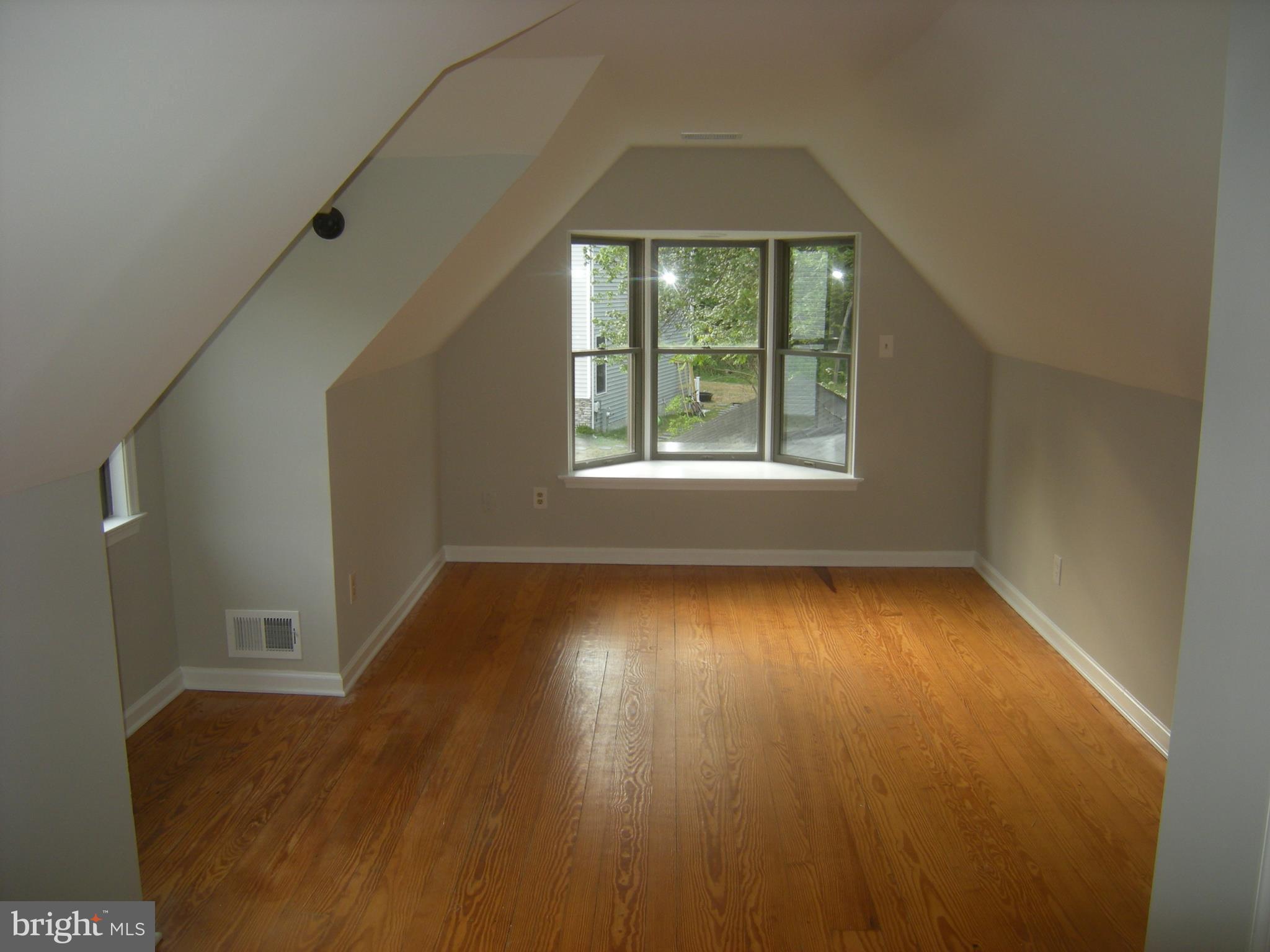 610 Powhatan Beach Road Pasadena, MD 21122 - Photo 20 of 22 Third Large Upper Bedroom