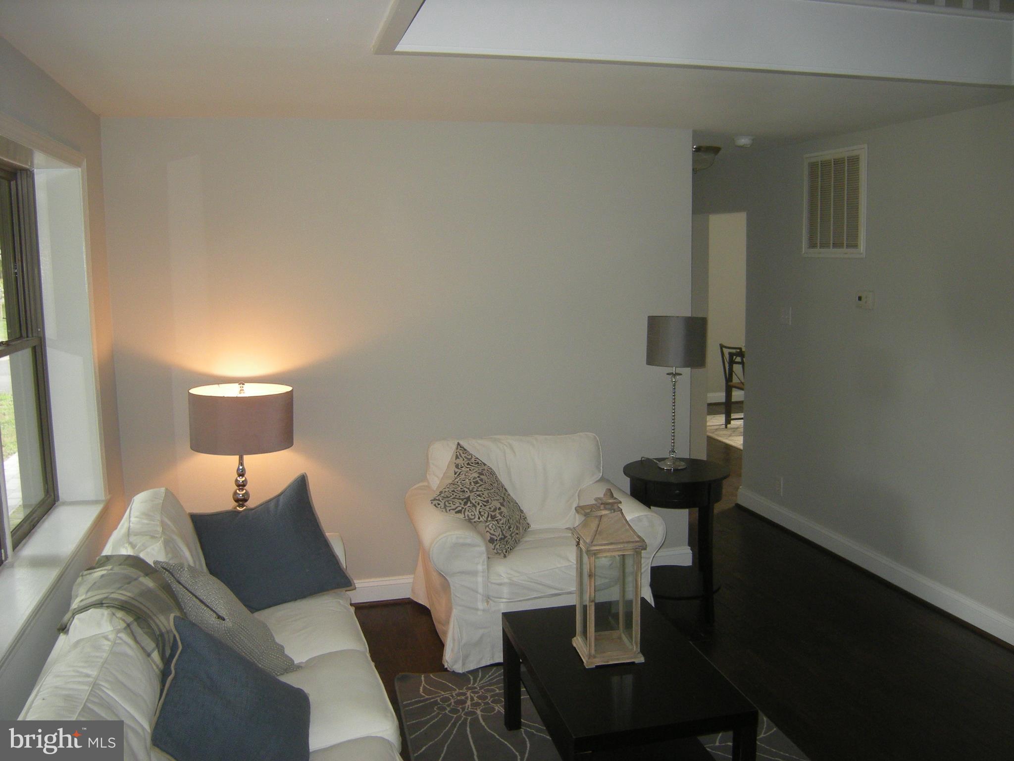 610 Powhatan Beach Road Pasadena, MD 21122 - Photo 7 of 22 Living Room