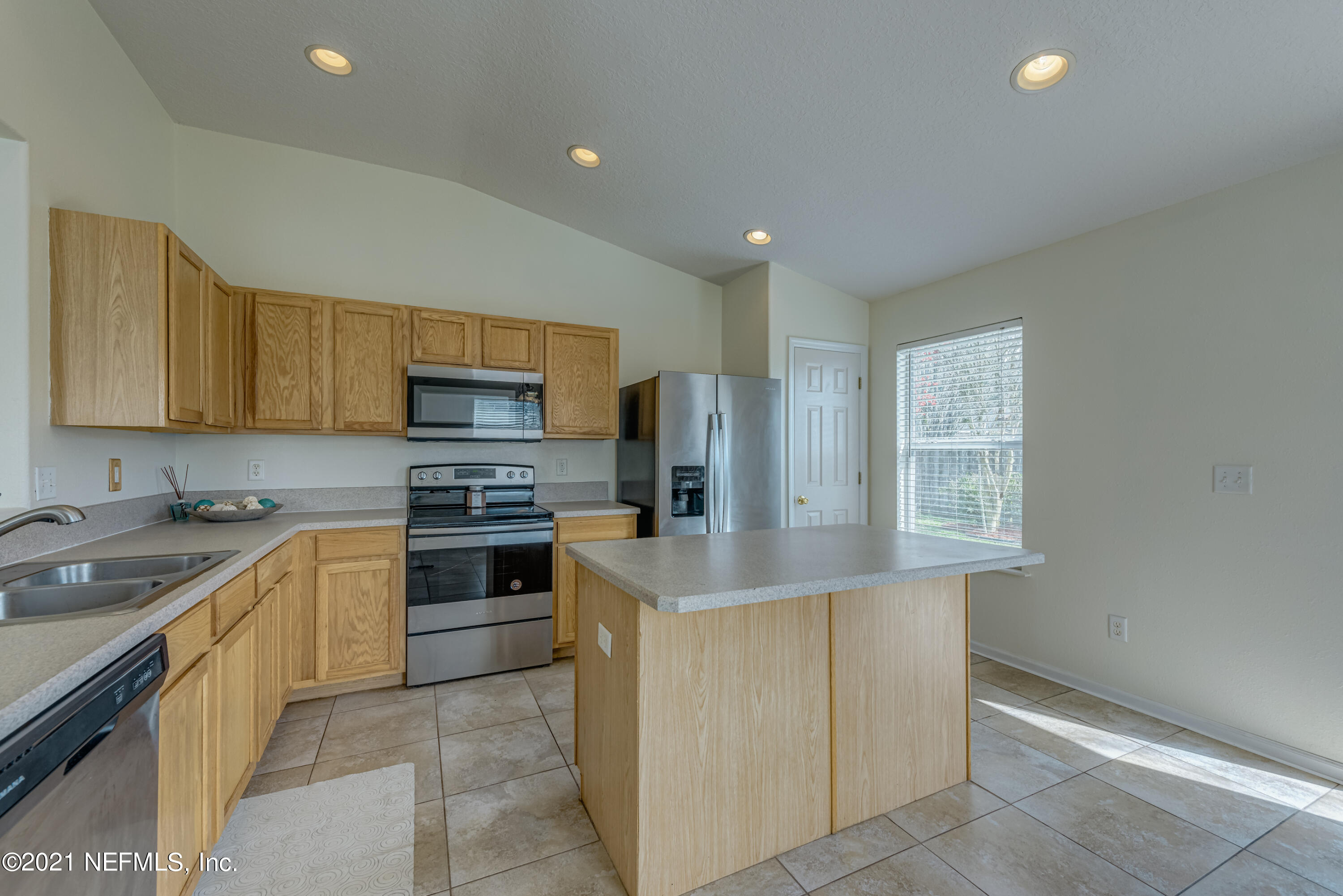 658 MacKenzie Circle St. Augustine, FL 32092 - Photo 4 of 39 658 Mackenzie Cir_32092-13